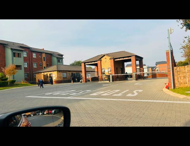 2 BEDROOM FLAT FOR SALE IN OLIFANTSVLEI